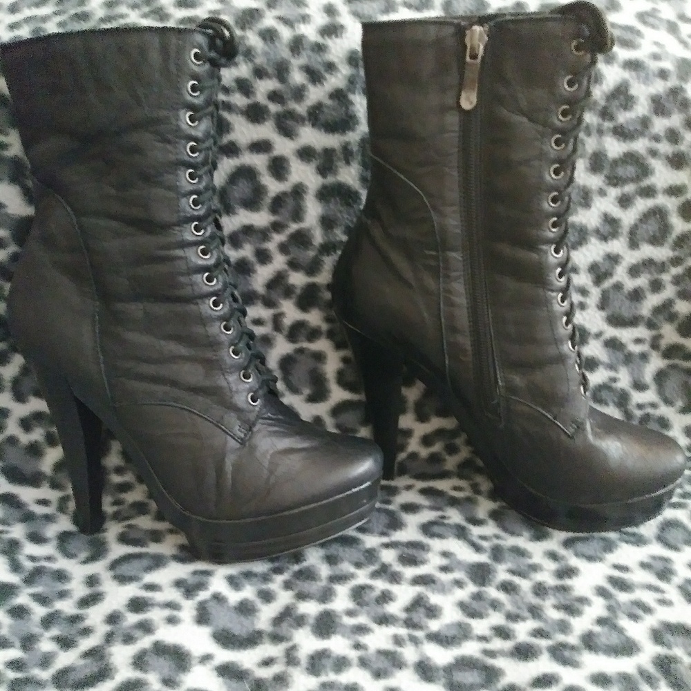 Two lips boots